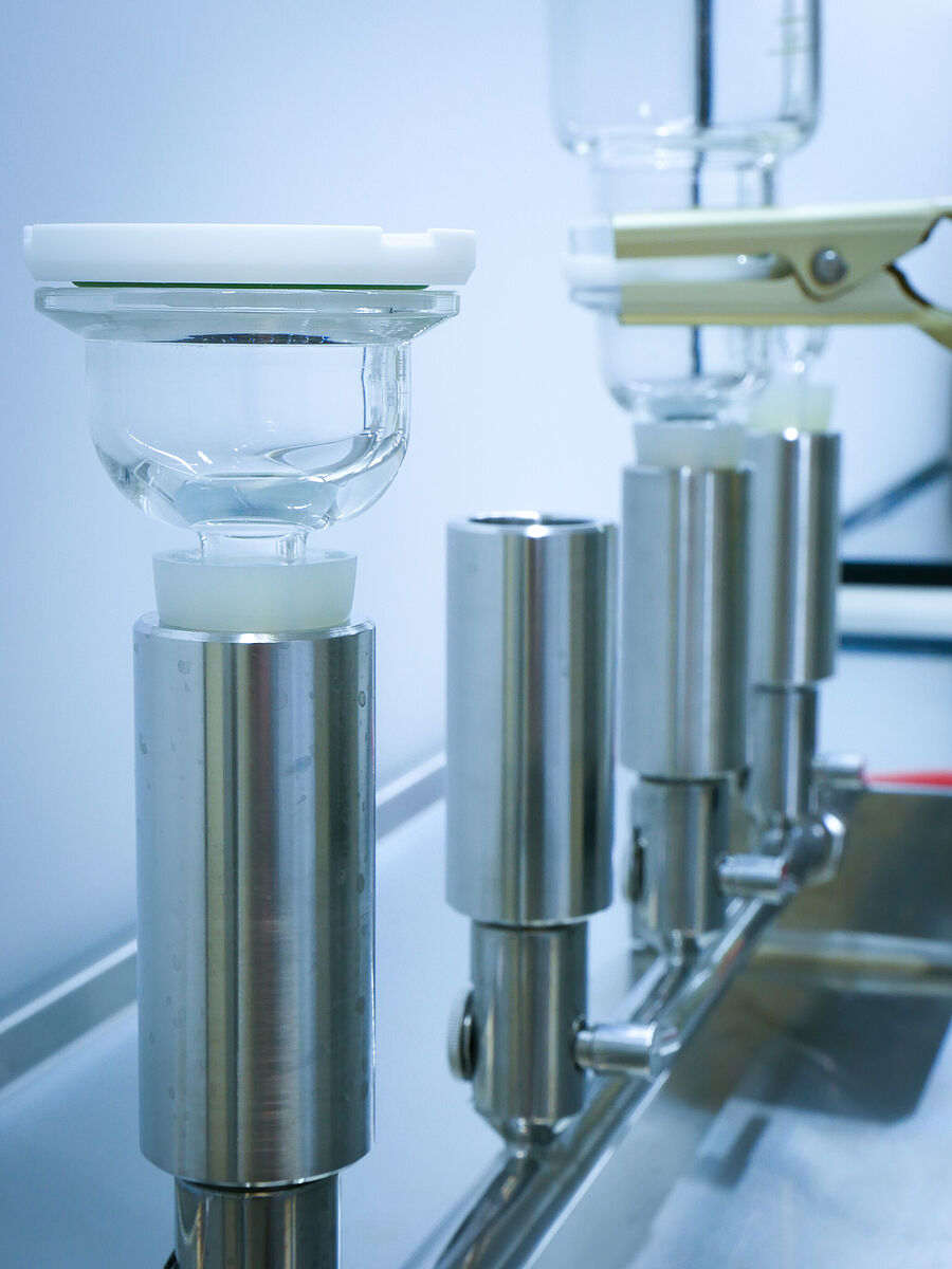 Support surface for substrates under the laminar flow box