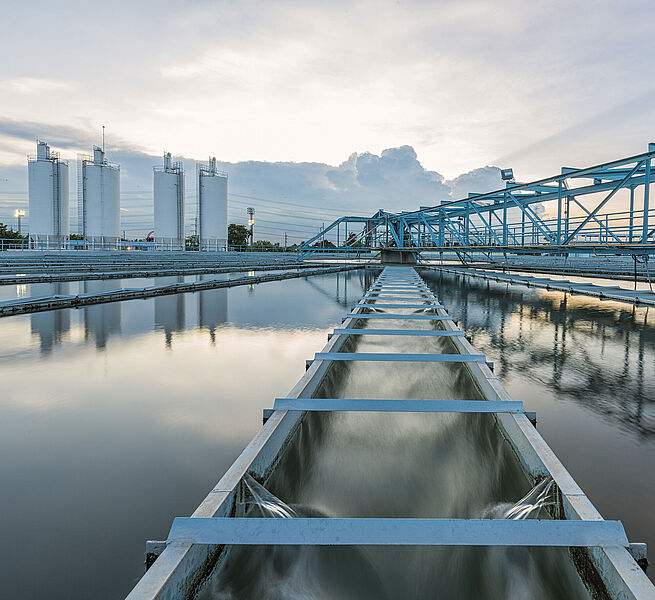 Vue sur une installation de traitement de l’eau