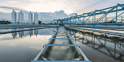 Vue sur une installation de traitement de l’eau