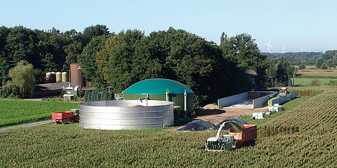 Fotoaufnahme Biogasanlage und Maisfeld von oben
