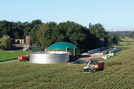 Fotoaufnahme Biogasanlage und Maisfeld von oben