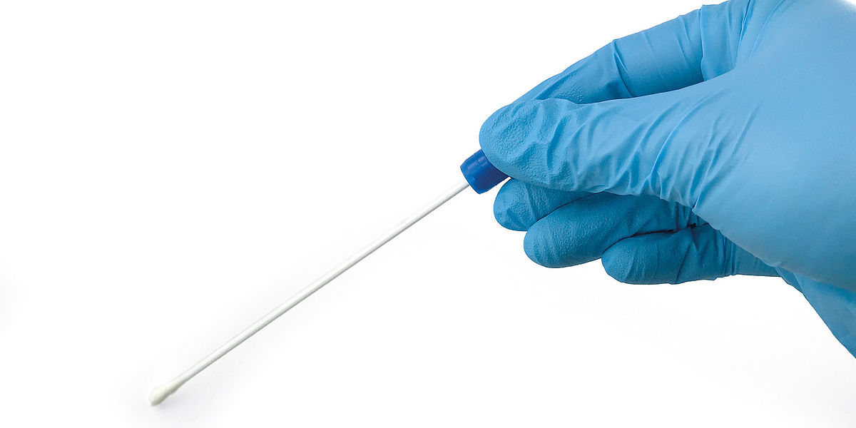 Les tests PCR sur les surfaces sont réalisés pour détecter le coronavirus.