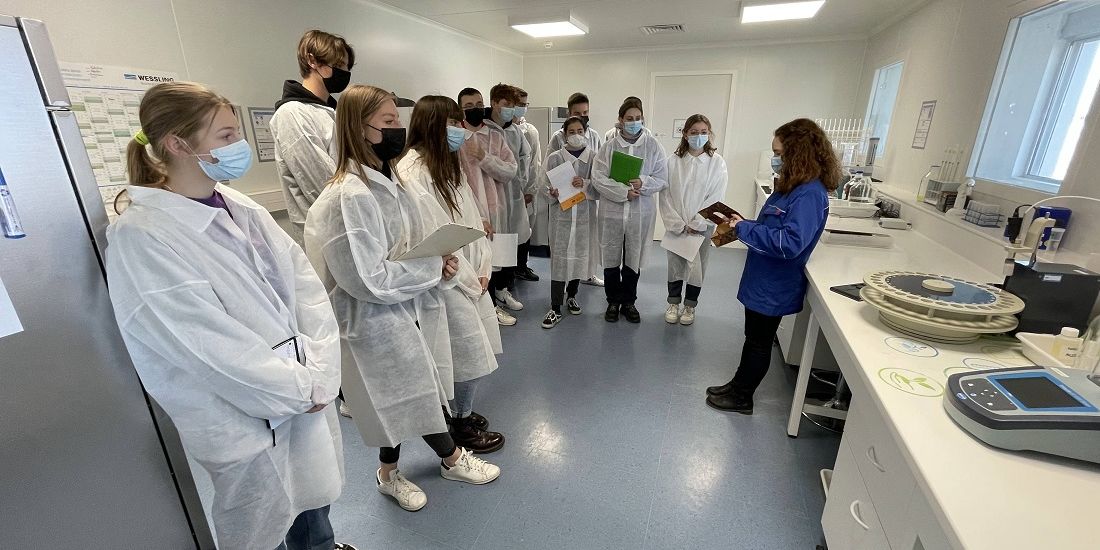 The high school students in the WESSLING GreenLab listening to Valentine GERNIGON, head of the laboratory