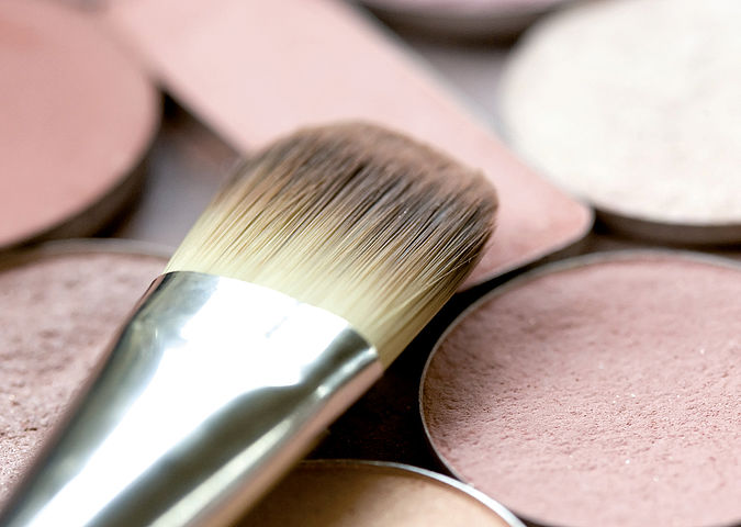 La sécurité et l’innocuité de produits de soins et de maquillage doivent être démontrées par des certificats d’autorisation de mise sur le marché.