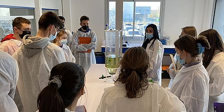 Les lycéens au sein du laboratoire d'analyses environnementales de WESSLING Lyon