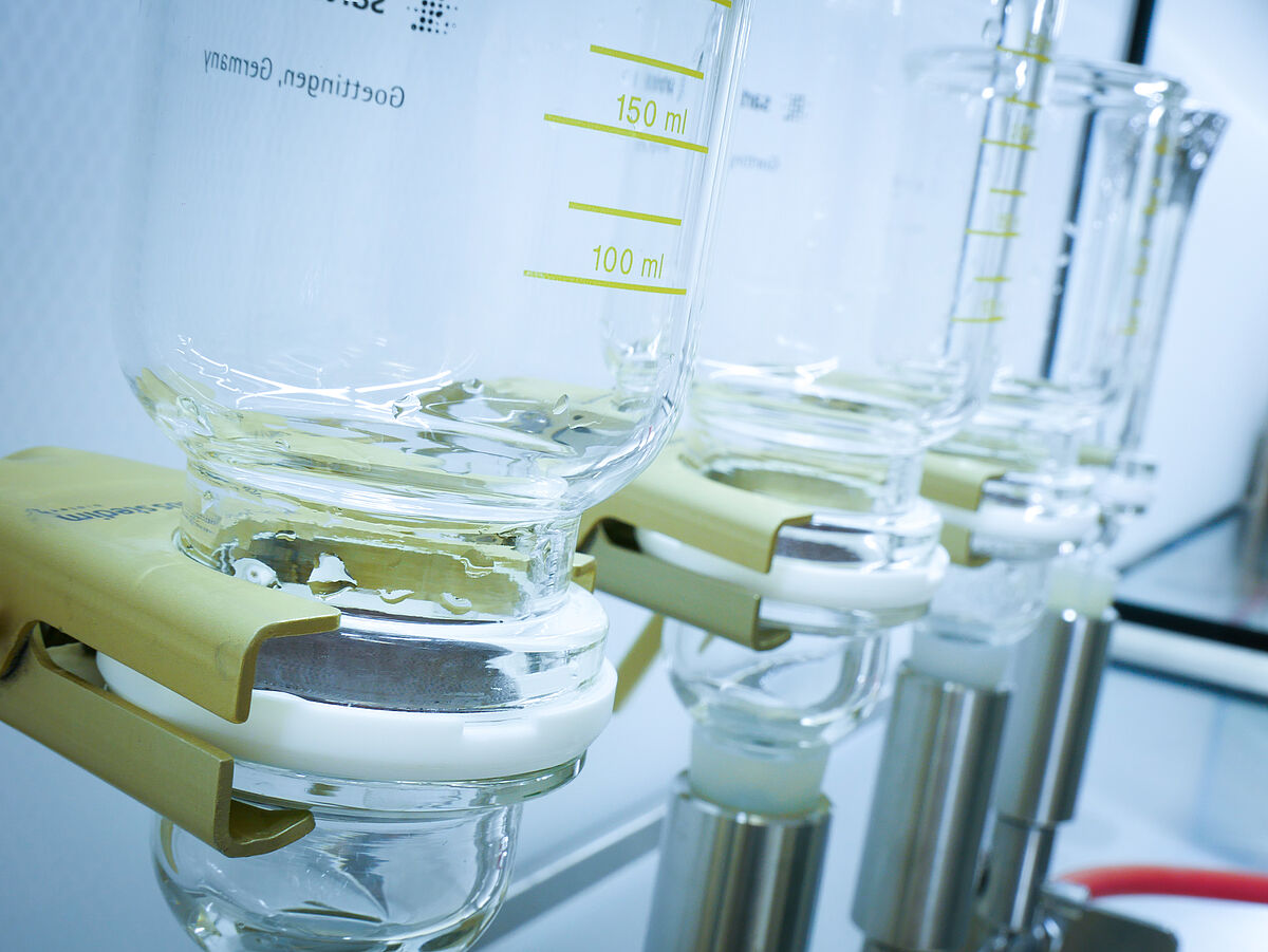 Parallel filtration of particles for substrates 