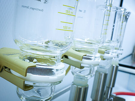 Parallel filtration of particles for substrates 