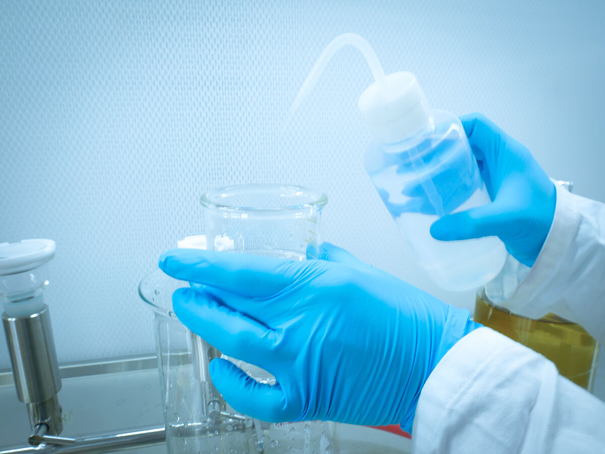 Rinsing a vessel wall with particle-free millipore water