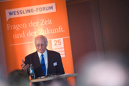 Prof. Dr. Hans Lenk fait un discours sur l’éthique lors du Forum WESSLING