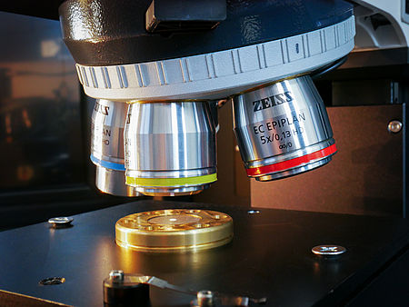 Particules microplastiques sous le microscope Raman