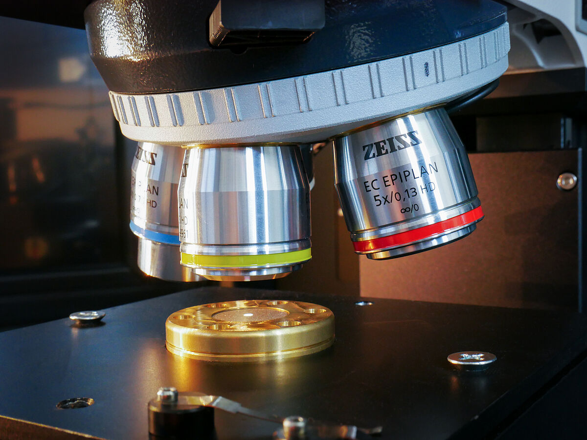 Microplastic particles under the Raman microscope