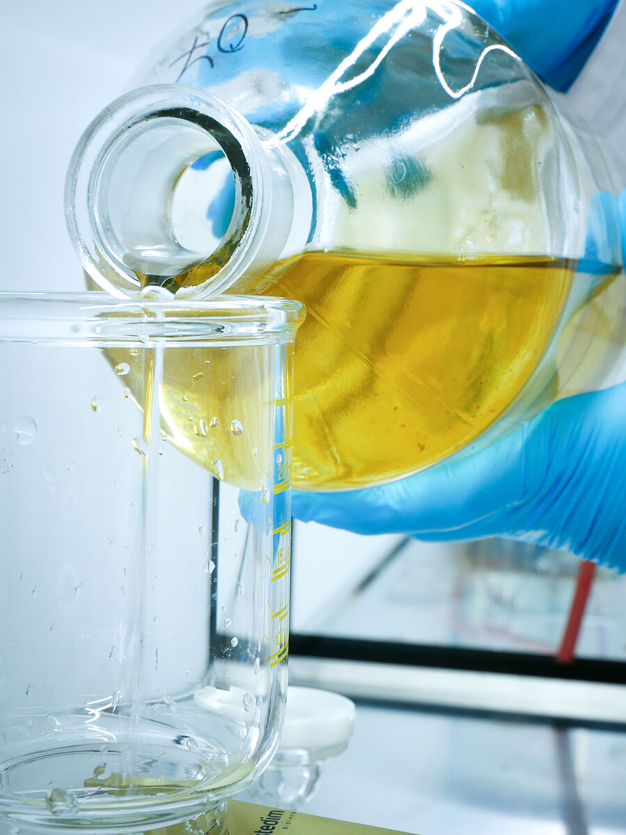 Transfer of a sample for filtration