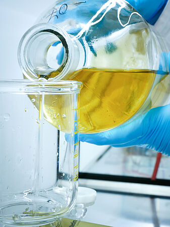 Transfer of a sample for filtration