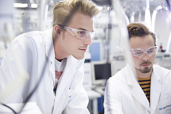 Two chemistry students in the WESSLING laboratory.
