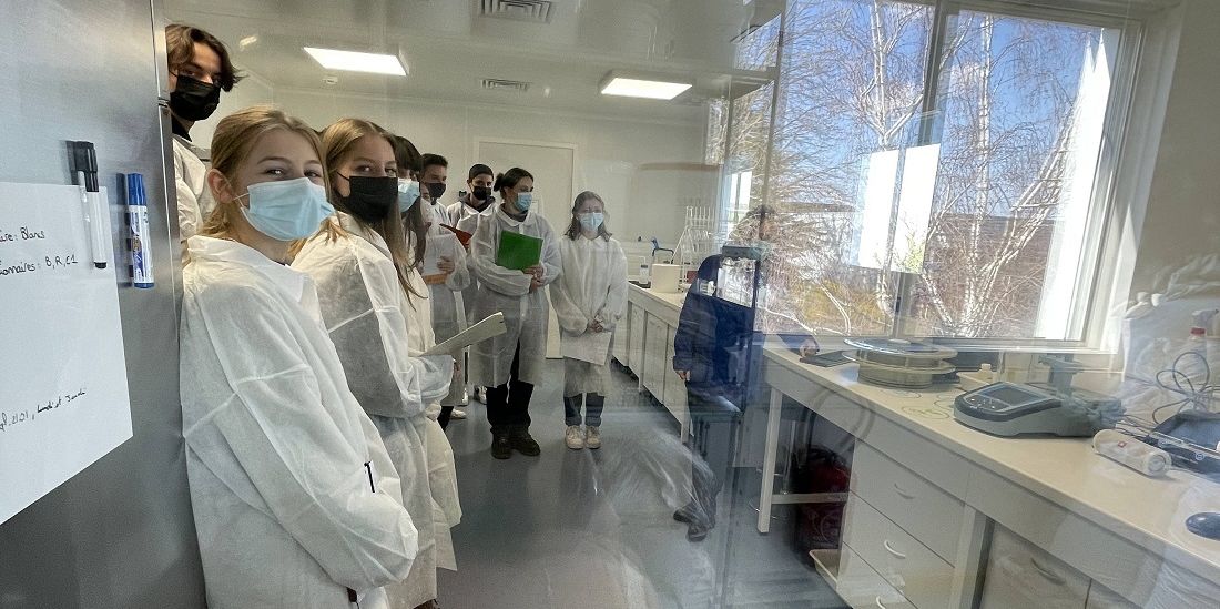 The high school students in the WESSLING GreenLab