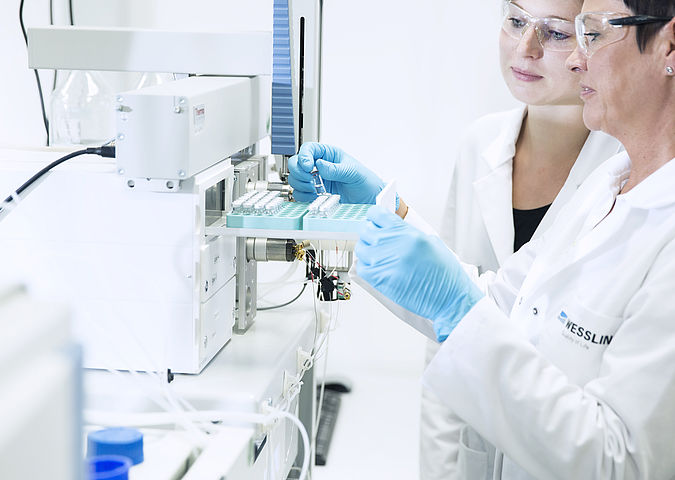 Dans le laboratoire d’analyse des aliments : techniciennes de laboratoire pendant l’analyse de résidus et contaminants
