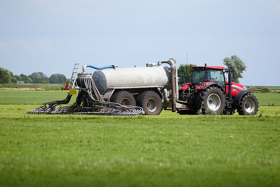 Un tracteur distribue de l'engrais naturel